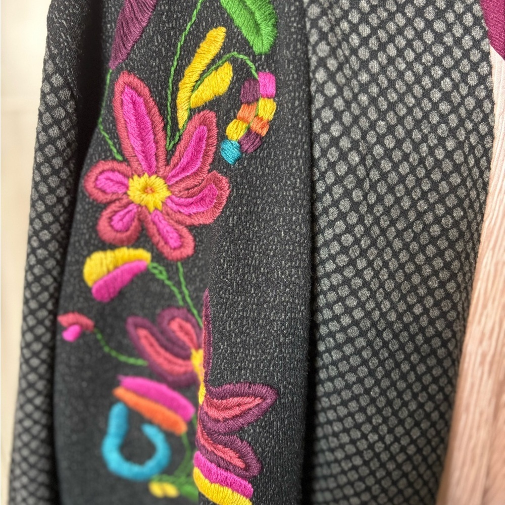 A La Carte Floral Embroidered Women's Long Cardigan - Picture 4 of 8